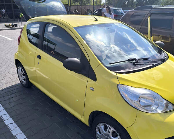 Желтый Пежо 107, объемом двигателя 1 л и пробегом 140 тыс. км за 3100 $, фото 2 на Automoto.ua