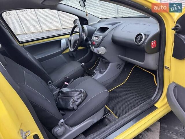 Желтый Пежо 107, объемом двигателя 1 л и пробегом 178 тыс. км за 3500 $, фото 23 на Automoto.ua