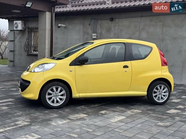 Желтый Пежо 107, объемом двигателя 1 л и пробегом 178 тыс. км за 3500 $, фото 5 на Automoto.ua