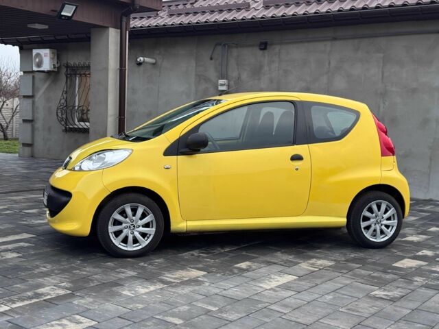 Желтый Пежо 107, объемом двигателя 1 л и пробегом 160 тыс. км за 3500 $, фото 5 на Automoto.ua