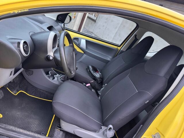 Желтый Пежо 107, объемом двигателя 1 л и пробегом 160 тыс. км за 3500 $, фото 20 на Automoto.ua