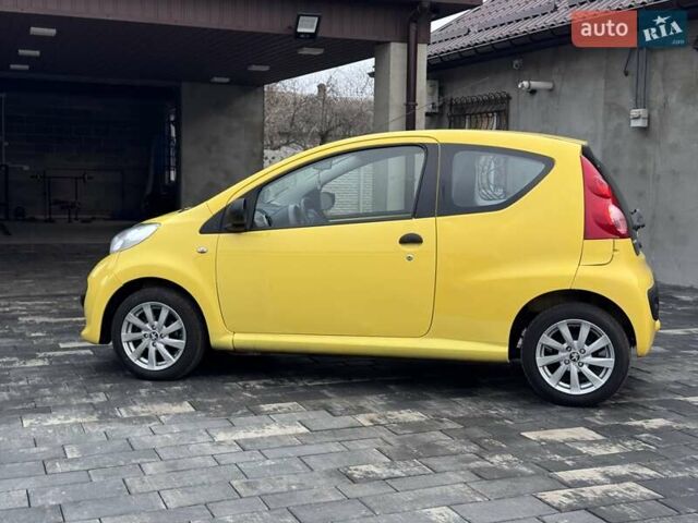 Желтый Пежо 107, объемом двигателя 1 л и пробегом 178 тыс. км за 3500 $, фото 7 на Automoto.ua