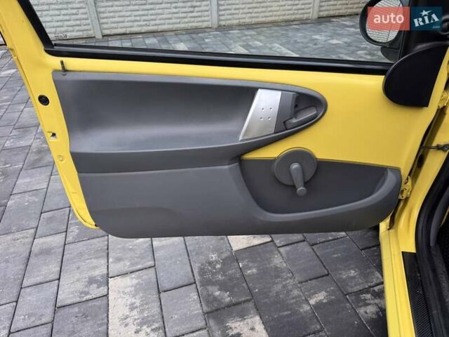 Желтый Пежо 107, объемом двигателя 1 л и пробегом 178 тыс. км за 3500 $, фото 19 на Automoto.ua