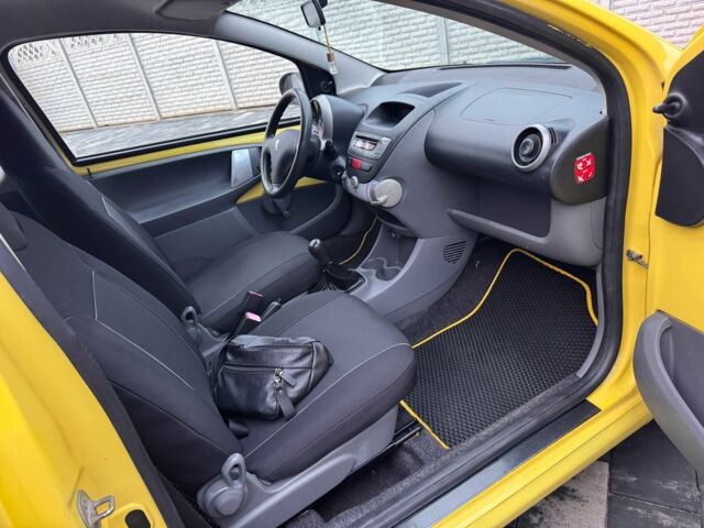 Желтый Пежо 107, объемом двигателя 1 л и пробегом 160 тыс. км за 3500 $, фото 23 на Automoto.ua