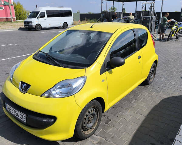 Желтый Пежо 107, объемом двигателя 1 л и пробегом 140 тыс. км за 3100 $, фото 1 на Automoto.ua