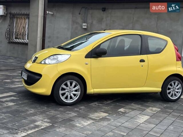 Желтый Пежо 107, объемом двигателя 1 л и пробегом 178 тыс. км за 3500 $, фото 4 на Automoto.ua