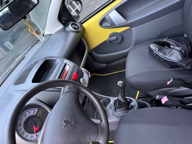 Желтый Пежо 107, объемом двигателя 1 л и пробегом 160 тыс. км за 3500 $, фото 21 на Automoto.ua