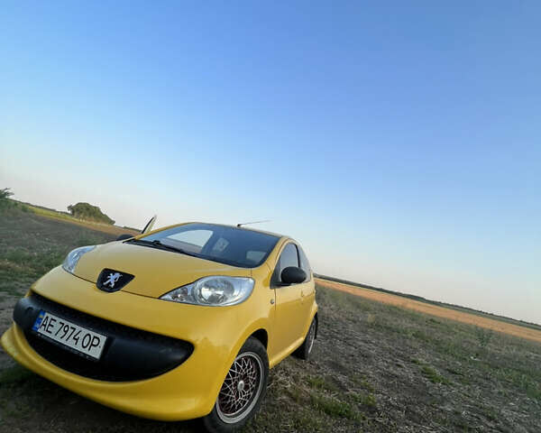 Желтый Пежо 107, объемом двигателя 1 л и пробегом 189 тыс. км за 4100 $, фото 9 на Automoto.ua
