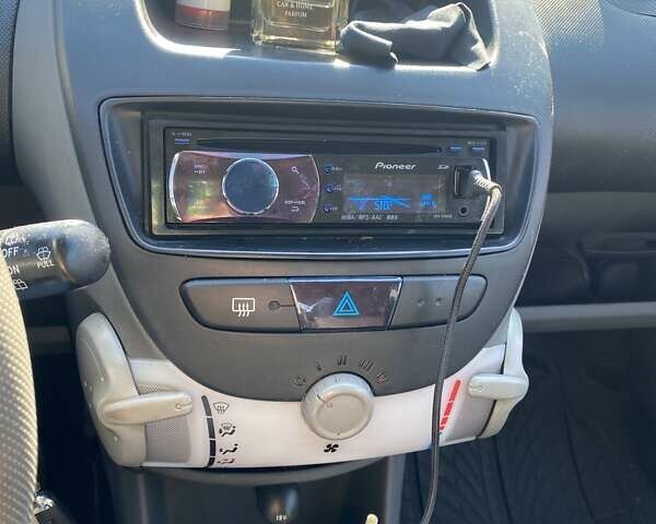 Желтый Пежо 107, объемом двигателя 1 л и пробегом 254 тыс. км за 3500 $, фото 4 на Automoto.ua
