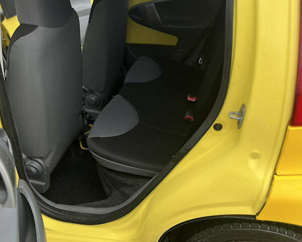 Желтый Пежо 107, объемом двигателя 1 л и пробегом 189 тыс. км за 4100 $, фото 7 на Automoto.ua