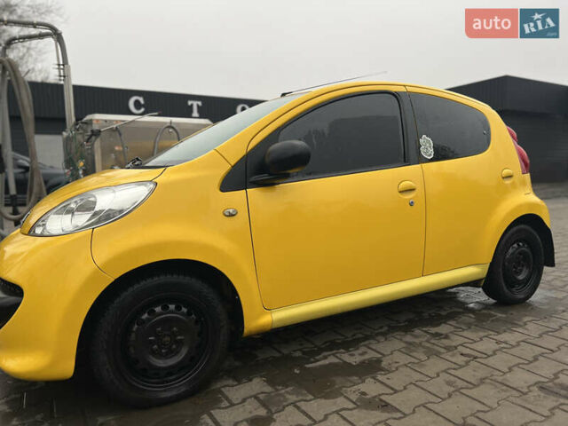 Желтый Пежо 107, объемом двигателя 1 л и пробегом 189 тыс. км за 4100 $, фото 5 на Automoto.ua