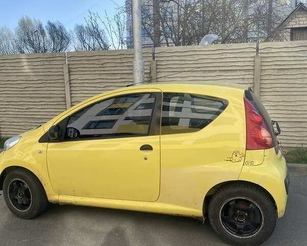 Желтый Пежо 107, объемом двигателя 1 л и пробегом 254 тыс. км за 3500 $, фото 1 на Automoto.ua