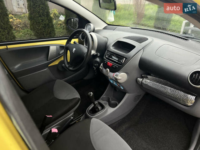 Желтый Пежо 107, объемом двигателя 1 л и пробегом 189 тыс. км за 4100 $, фото 3 на Automoto.ua