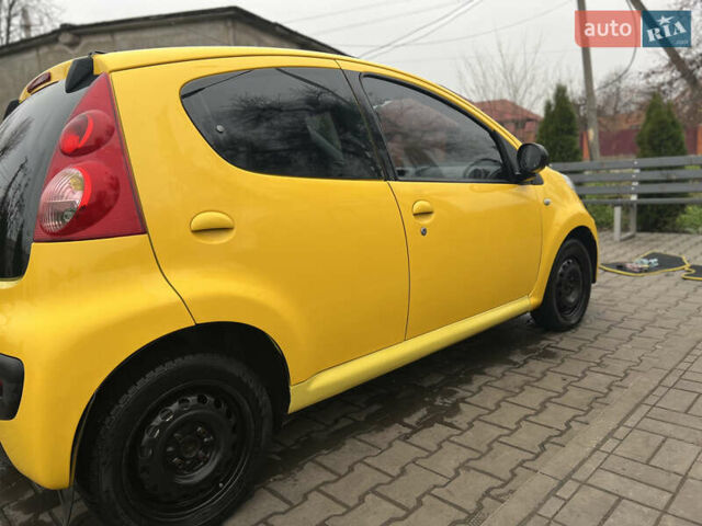 Желтый Пежо 107, объемом двигателя 1 л и пробегом 189 тыс. км за 4100 $, фото 4 на Automoto.ua