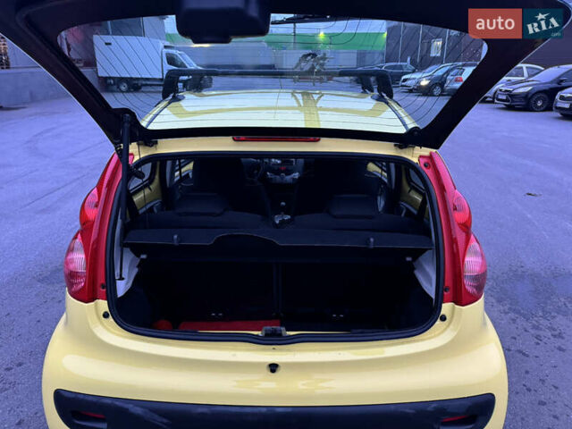 Желтый Пежо 107, объемом двигателя 1 л и пробегом 132 тыс. км за 4950 $, фото 26 на Automoto.ua