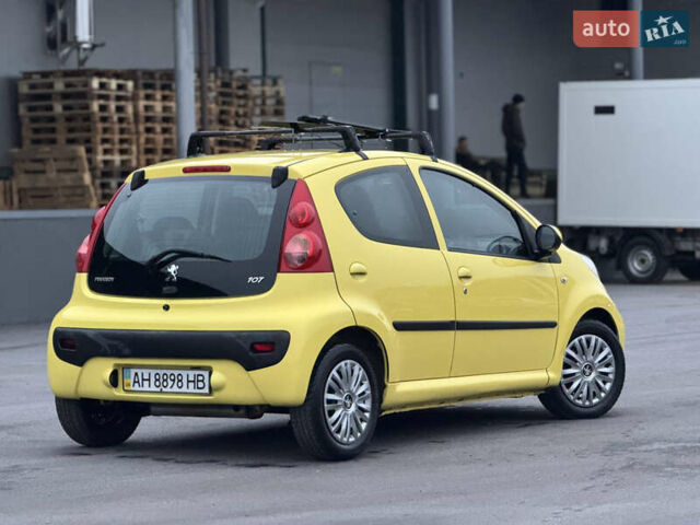 Желтый Пежо 107, объемом двигателя 1 л и пробегом 132 тыс. км за 4950 $, фото 3 на Automoto.ua