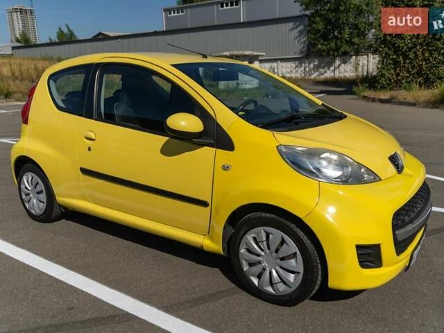 Желтый Пежо 107, объемом двигателя 1 л и пробегом 169 тыс. км за 4500 $, фото 4 на Automoto.ua