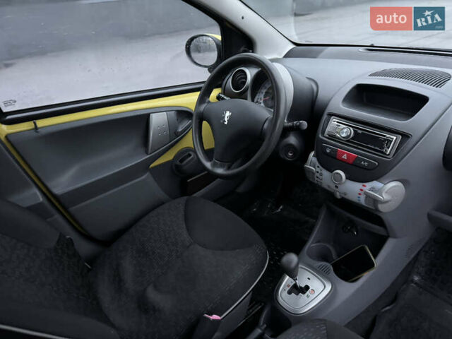 Желтый Пежо 107, объемом двигателя 1 л и пробегом 132 тыс. км за 4950 $, фото 28 на Automoto.ua