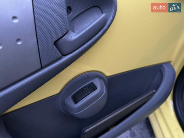 Желтый Пежо 107, объемом двигателя 1 л и пробегом 132 тыс. км за 4950 $, фото 18 на Automoto.ua