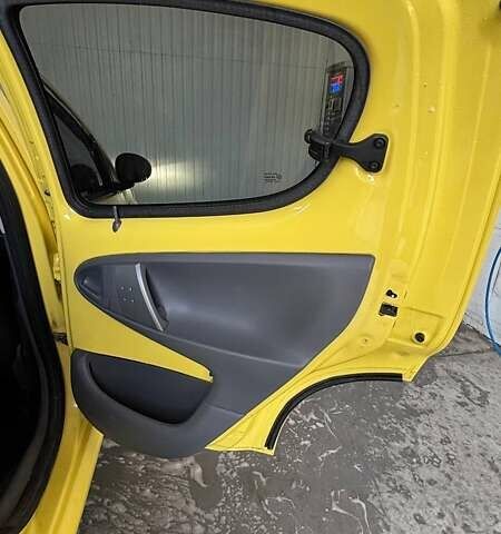 Жовтий Пежо 107, об'ємом двигуна 1 л та пробігом 148 тис. км за 5700 $, фото 14 на Automoto.ua