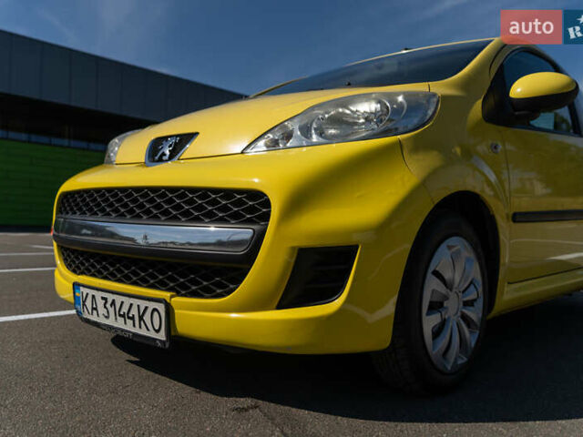 Желтый Пежо 107, объемом двигателя 1 л и пробегом 169 тыс. км за 4500 $, фото 3 на Automoto.ua