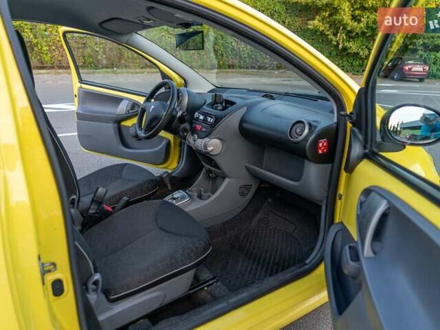 Желтый Пежо 107, объемом двигателя 1 л и пробегом 169 тыс. км за 4500 $, фото 32 на Automoto.ua