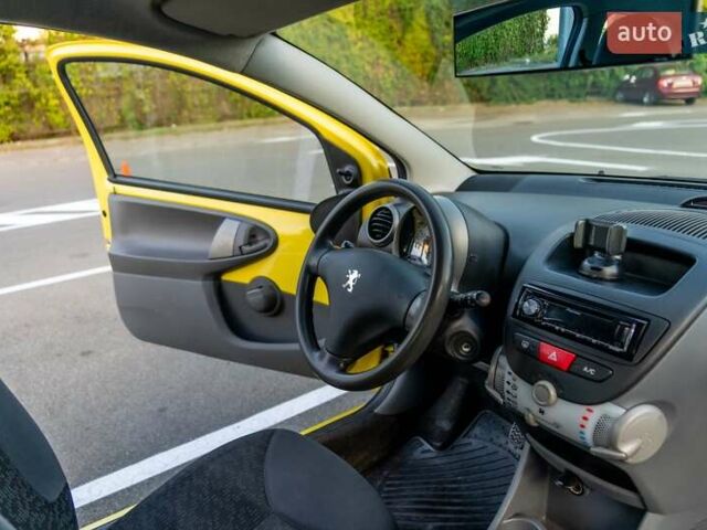 Желтый Пежо 107, объемом двигателя 1 л и пробегом 169 тыс. км за 4500 $, фото 33 на Automoto.ua