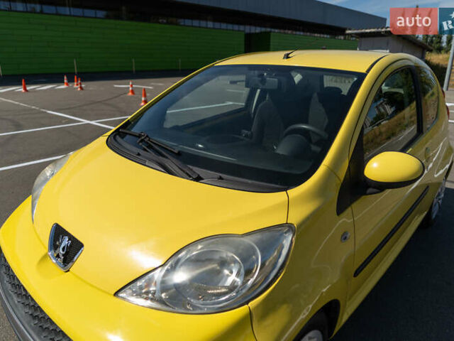 Желтый Пежо 107, объемом двигателя 1 л и пробегом 169 тыс. км за 4500 $, фото 2 на Automoto.ua