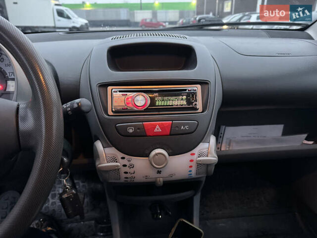 Желтый Пежо 107, объемом двигателя 1 л и пробегом 132 тыс. км за 4950 $, фото 20 на Automoto.ua