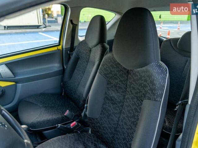 Желтый Пежо 107, объемом двигателя 1 л и пробегом 169 тыс. км за 4500 $, фото 27 на Automoto.ua