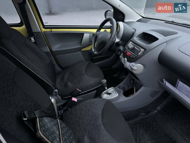 Желтый Пежо 107, объемом двигателя 1 л и пробегом 132 тыс. км за 4950 $, фото 27 на Automoto.ua