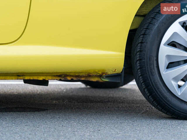 Желтый Пежо 107, объемом двигателя 1 л и пробегом 169 тыс. км за 4500 $, фото 24 на Automoto.ua