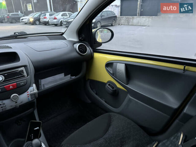 Желтый Пежо 107, объемом двигателя 1 л и пробегом 132 тыс. км за 4950 $, фото 25 на Automoto.ua