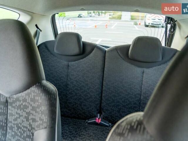 Желтый Пежо 107, объемом двигателя 1 л и пробегом 169 тыс. км за 4500 $, фото 34 на Automoto.ua