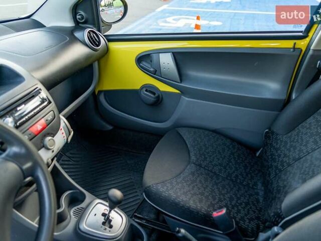 Желтый Пежо 107, объемом двигателя 1 л и пробегом 169 тыс. км за 4500 $, фото 29 на Automoto.ua