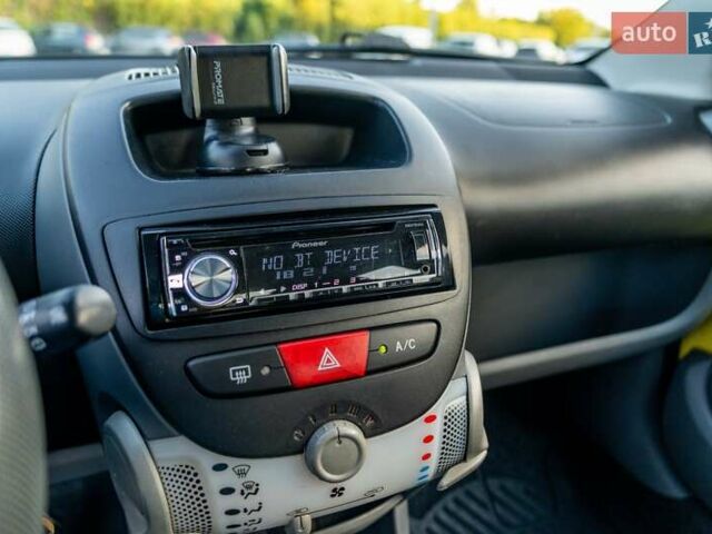 Желтый Пежо 107, объемом двигателя 1 л и пробегом 169 тыс. км за 4500 $, фото 30 на Automoto.ua