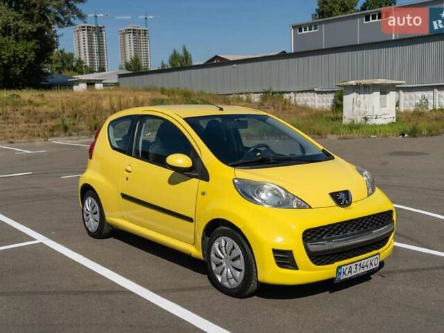 Желтый Пежо 107, объемом двигателя 1 л и пробегом 169 тыс. км за 4500 $, фото 1 на Automoto.ua