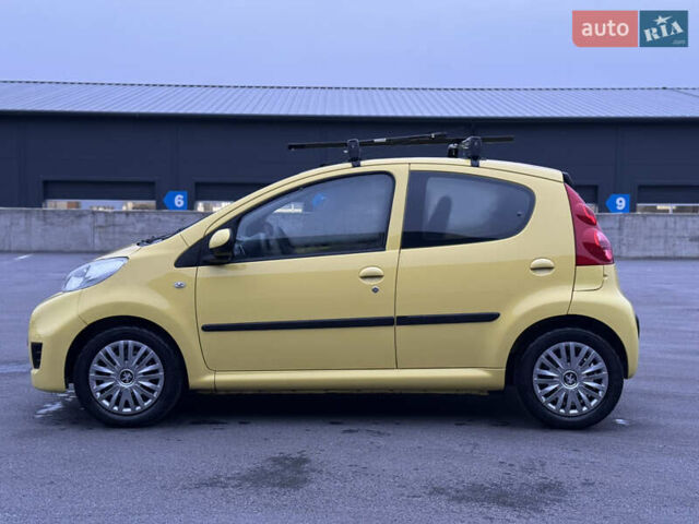 Желтый Пежо 107, объемом двигателя 1 л и пробегом 132 тыс. км за 4950 $, фото 5 на Automoto.ua