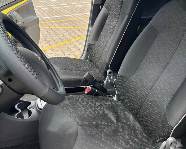 Пежо 107 2011 в Киеве на Automoto.ua Желтый Пежо 107, объемом двигателя 1 л и пробегом 94 тыс. км за 5700 $, фото 8 на Automoto.ua