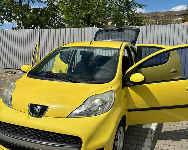 Пежо 107 2011 в Киеве на Automoto.ua Желтый Пежо 107, объемом двигателя 1 л и пробегом 94 тыс. км за 5700 $, фото 2 на Automoto.ua