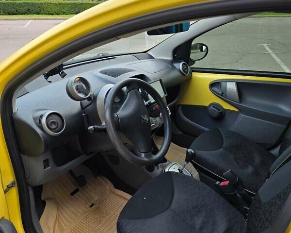 Желтый Пежо 107, объемом двигателя 1 л и пробегом 284 тыс. км за 5100 $, фото 14 на Automoto.ua