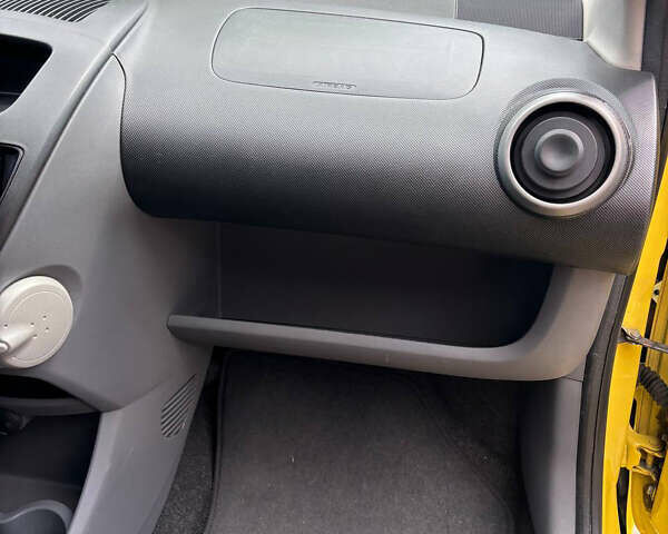 Пежо 107 2011 в Киеве на Automoto.ua Желтый Пежо 107, объемом двигателя 1 л и пробегом 94 тыс. км за 5700 $, фото 5 на Automoto.ua