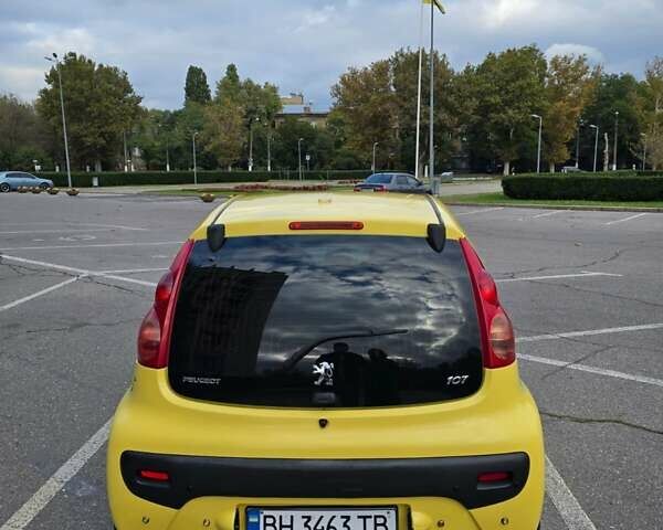 Желтый Пежо 107, объемом двигателя 1 л и пробегом 284 тыс. км за 5100 $, фото 1 на Automoto.ua