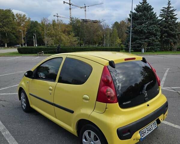 Желтый Пежо 107, объемом двигателя 1 л и пробегом 284 тыс. км за 5100 $, фото 5 на Automoto.ua