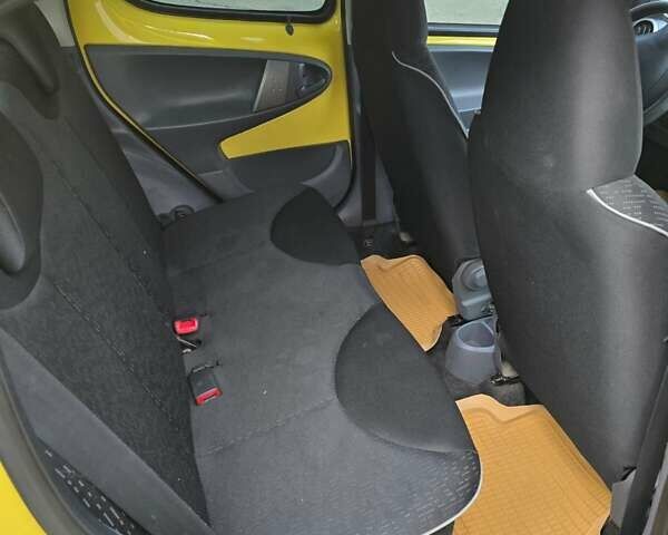 Желтый Пежо 107, объемом двигателя 1 л и пробегом 284 тыс. км за 5100 $, фото 4 на Automoto.ua