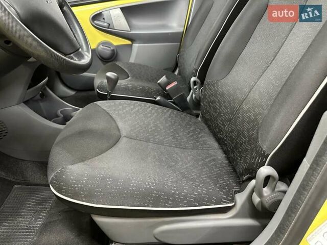 Желтый Пежо 107, объемом двигателя 1 л и пробегом 127 тыс. км за 5950 $, фото 36 на Automoto.ua