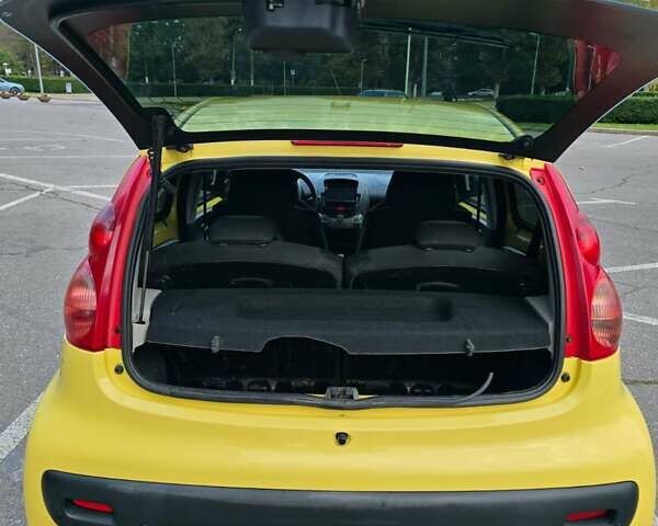 Желтый Пежо 107, объемом двигателя 1 л и пробегом 284 тыс. км за 5100 $, фото 7 на Automoto.ua