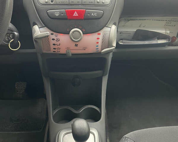 Жовтий Пежо 107, об'ємом двигуна 1 л та пробігом 93 тис. км за 5999 $, фото 10 на Automoto.ua