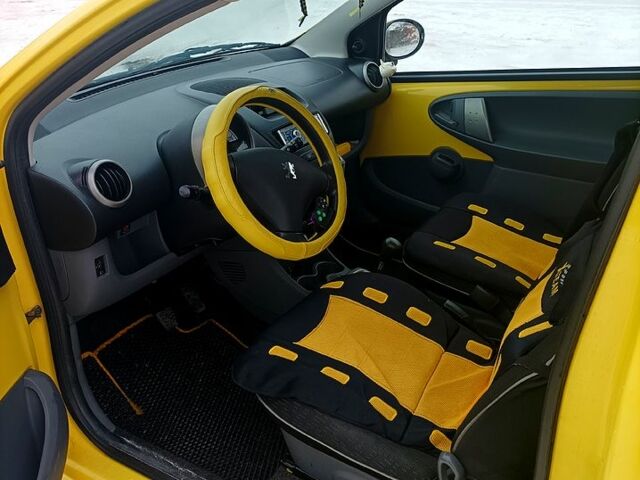 Желтый Пежо 107, объемом двигателя 1 л и пробегом 150 тыс. км за 5250 $, фото 3 на Automoto.ua