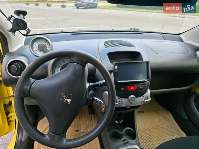 Желтый Пежо 107, объемом двигателя 1 л и пробегом 284 тыс. км за 5100 $, фото 15 на Automoto.ua